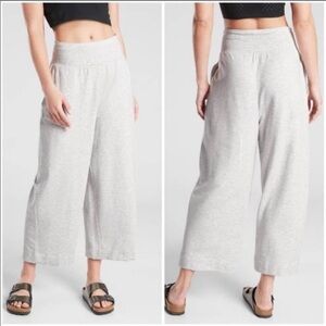 Athleta Free Flow Crop in Heather Gray EUC